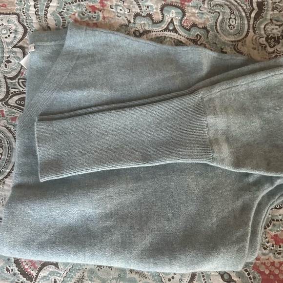 Garnet Hill Cashmere v-neck sweater. - Picture 5 of 6